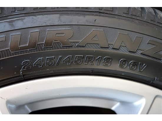 左前轮胎 : 轮胎规格为:245/45 r18