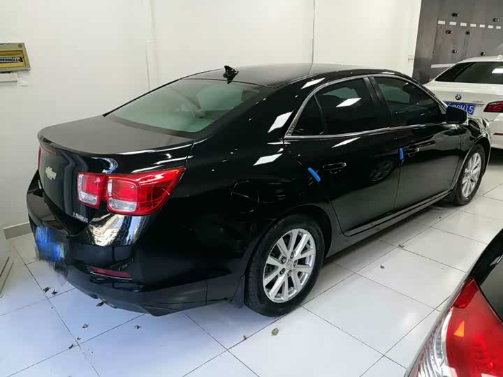 我的4s手机里的相机功能,照相的时候看右边,照出来的效果会是看左边呢