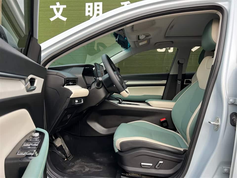 Geely Emgrand L HiP Geely Emgrand L HiP