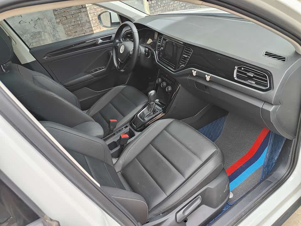 Volkswagen T-ROC exploring Songs