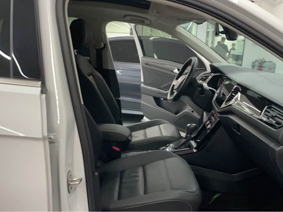 Volkswagen T-ROC exploring Songs