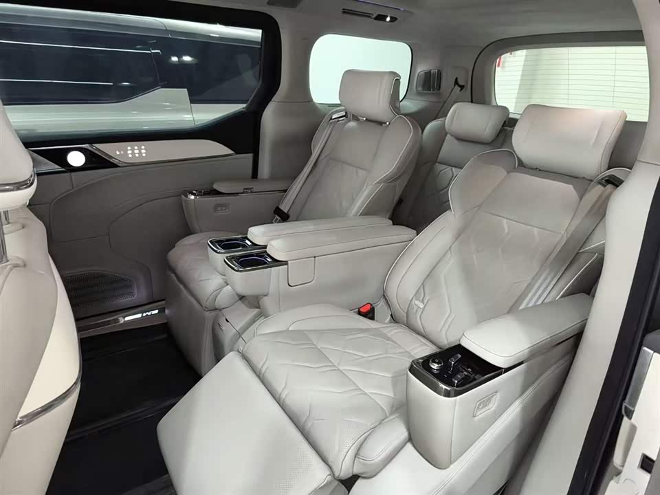 Volvo EM90 Volvo EM90