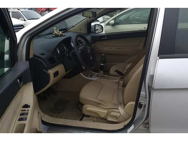 我家的房子,坐北朝南的,我想问问我挂钟放什么位置,还有哪些方位适合