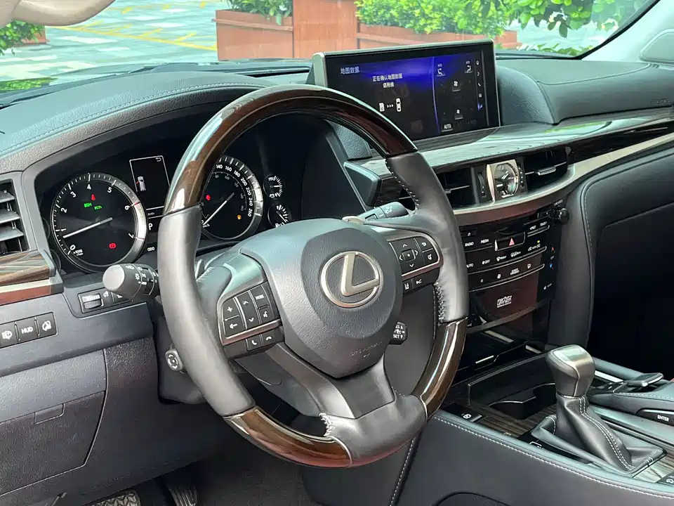 Lexus LX