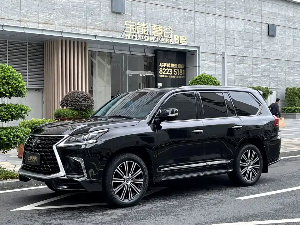 Lexus LX