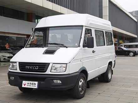 依维柯得意 2020款 2.5t a35客车双胎中顶5-9座侧移门国vi