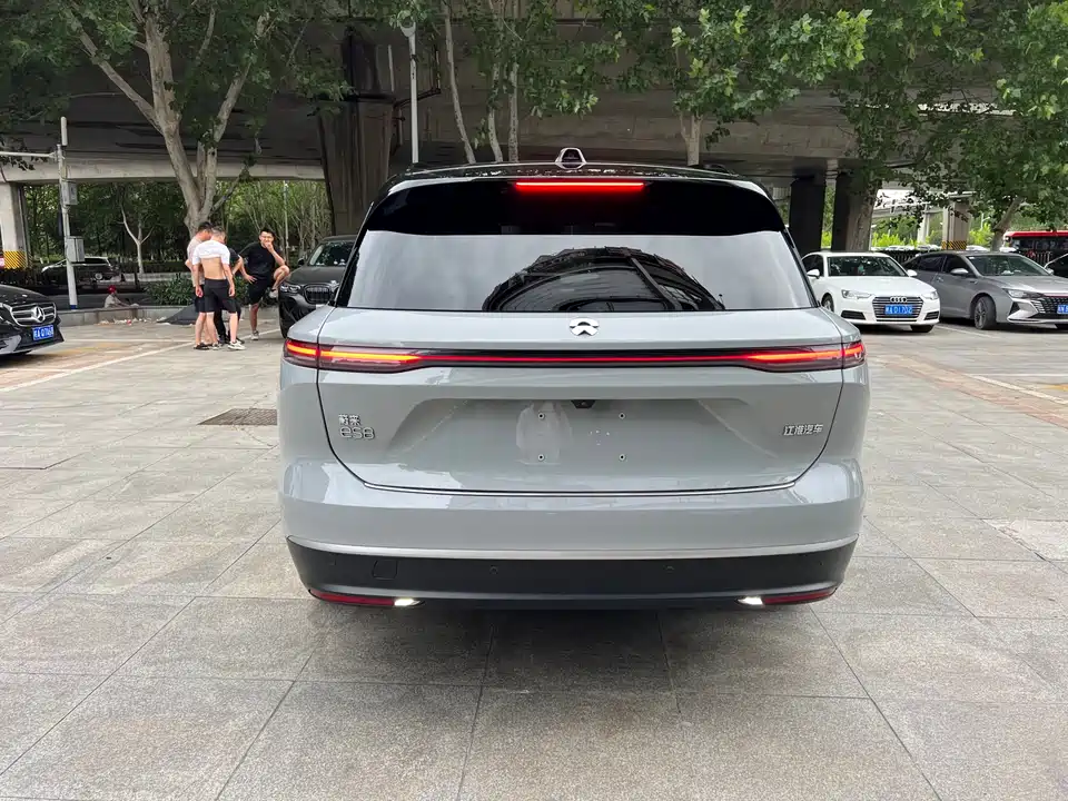 NIO ES8