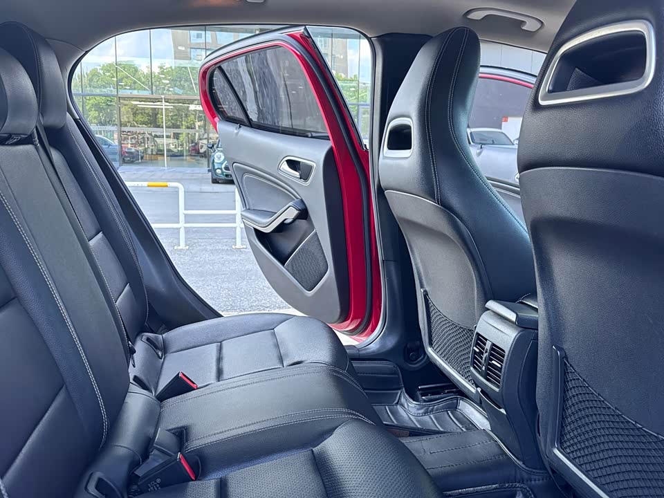 Mercedes-Benz GLA Mercedes-Benz GLA