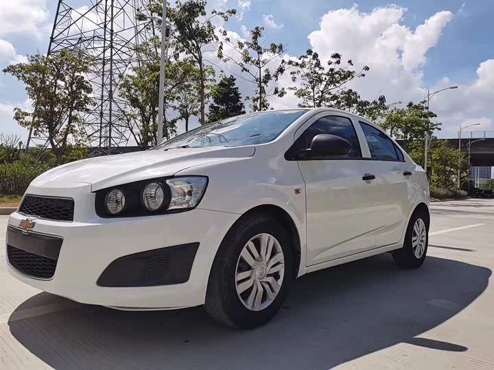 爱唯欧2013款三厢14lat天窗版