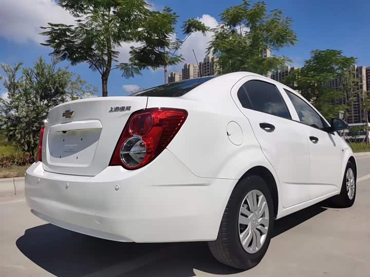 爱唯欧2013款三厢14lat天窗版