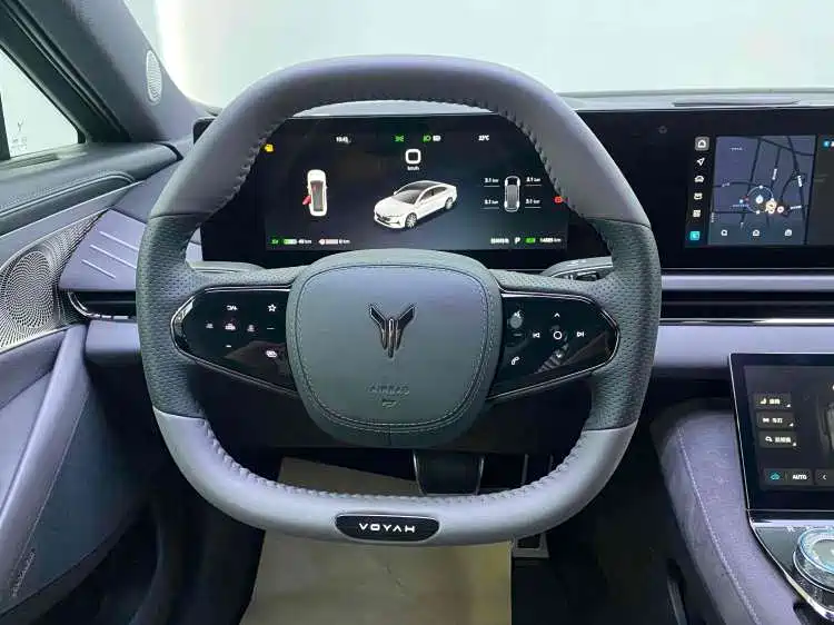 VOYAH Lantu chasing light