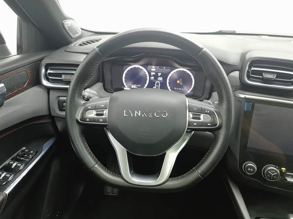 Lynk & Co 03