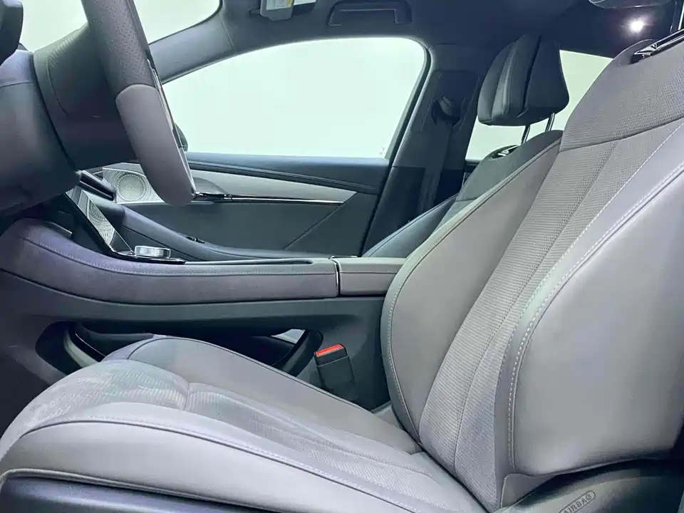 VOYAH Lantu chasing light