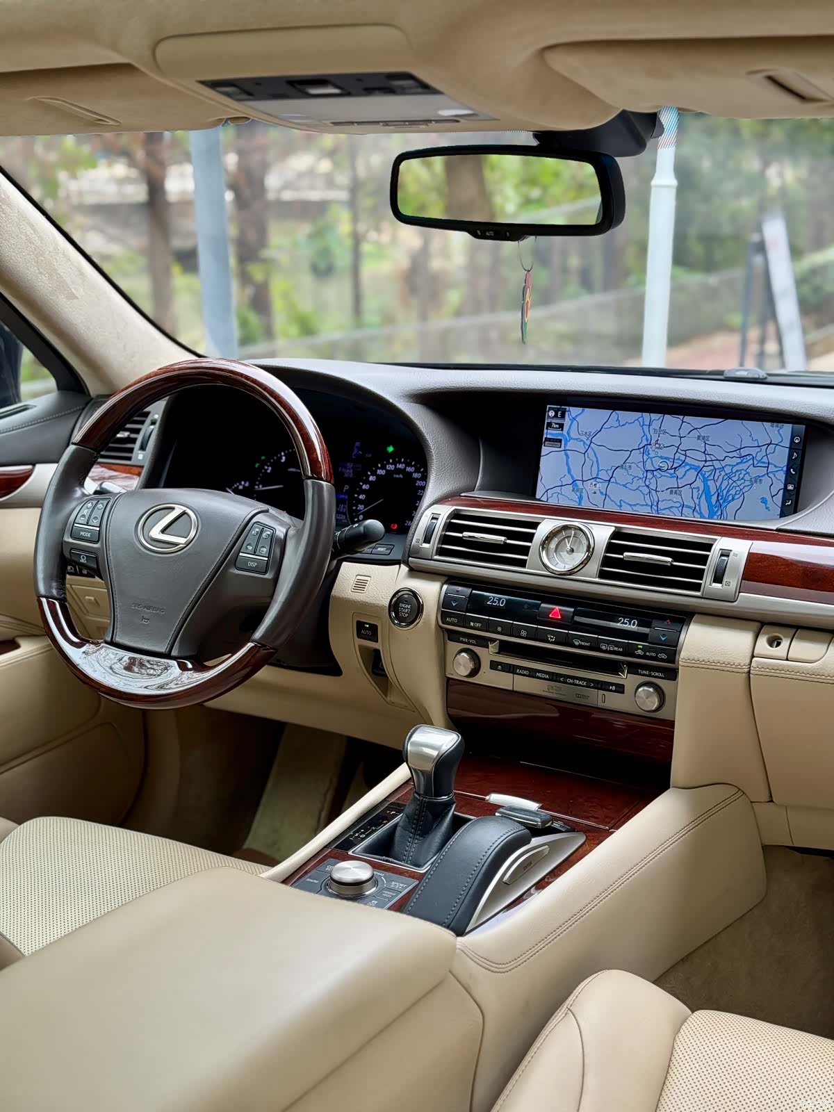 Lexus LS, 2015 10