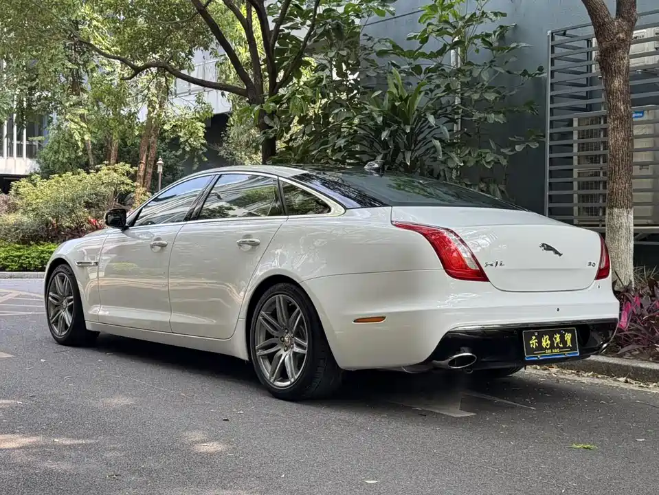 Jaguar XJ Jaguar XJ