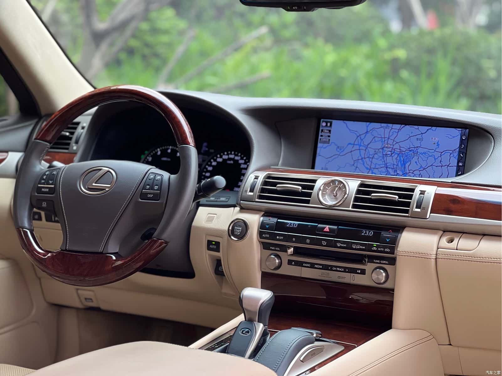 Lexus LS, 2015 11