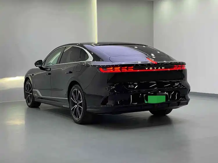 VOYAH Lantu chasing light