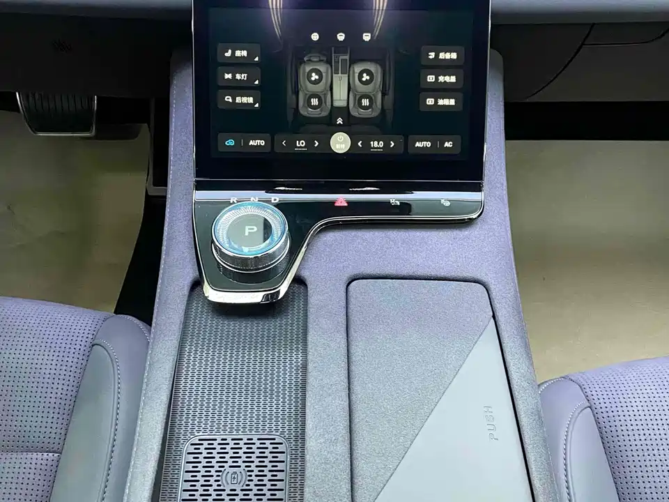 VOYAH Lantu chasing light