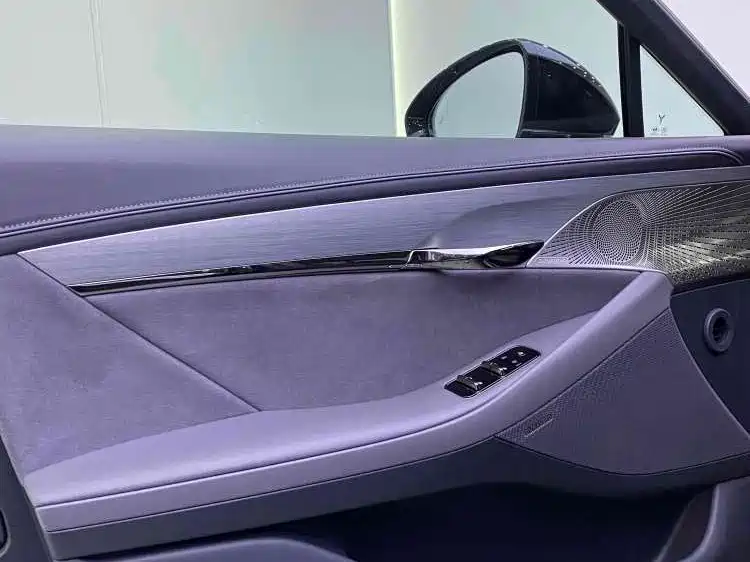 VOYAH Lantu chasing light