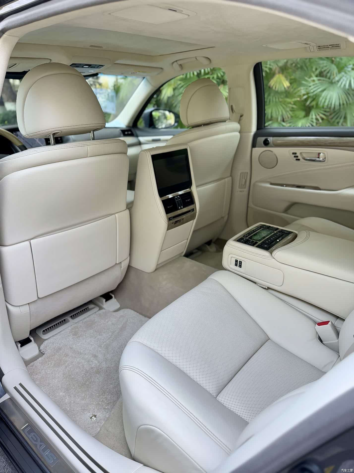 Lexus LS, 2016 31