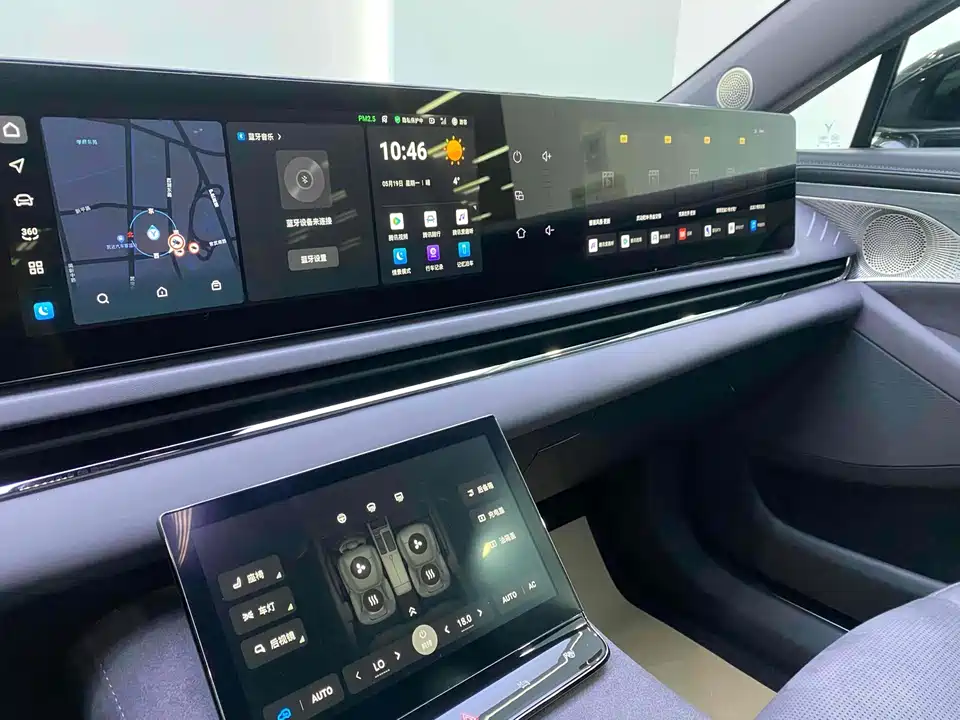 VOYAH Lantu chasing light