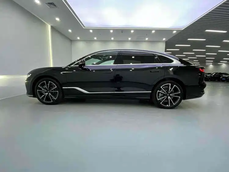 VOYAH Lantu chasing light