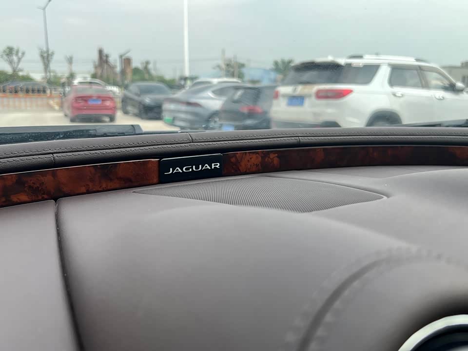 Jaguar XJ Jaguar XJ