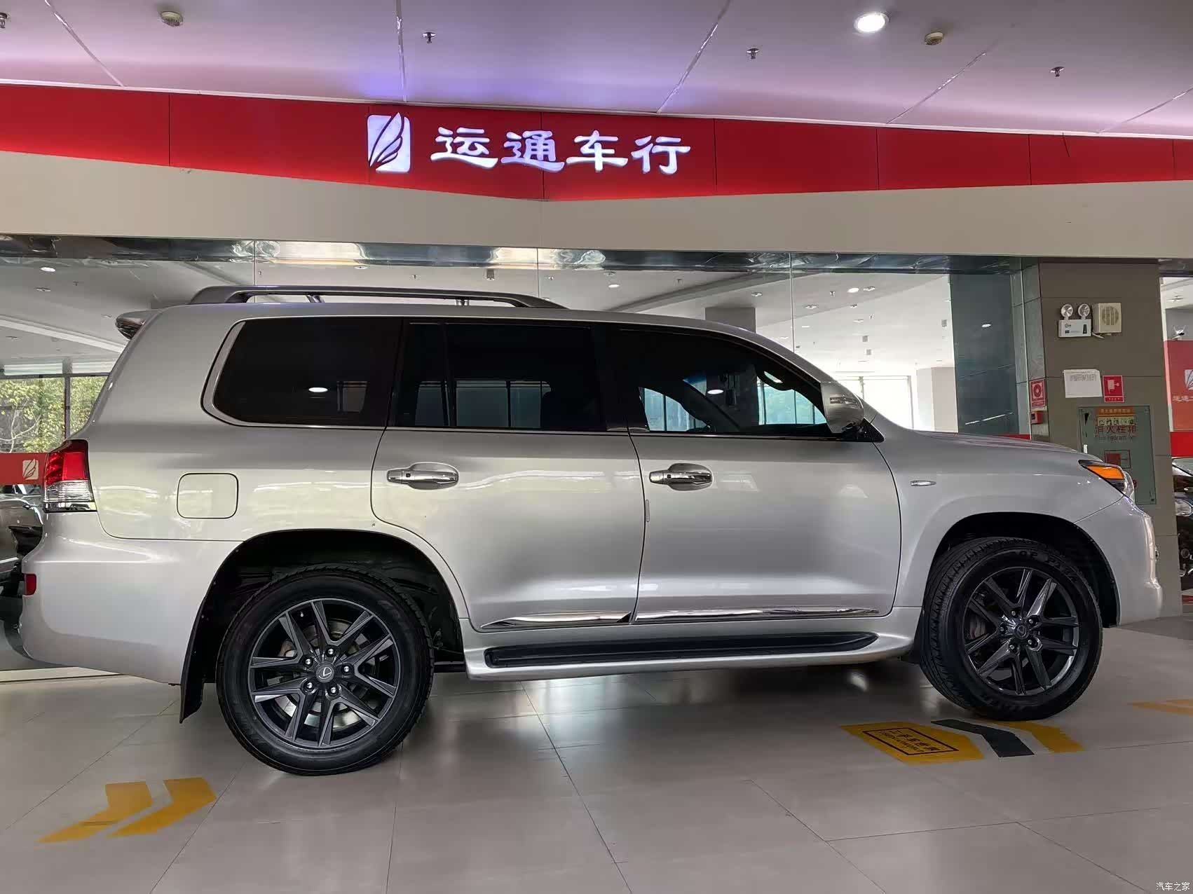 Lexus LX, 2010 3