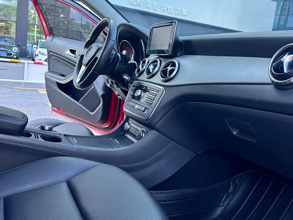 Mercedes-Benz GLA Mercedes-Benz GLA