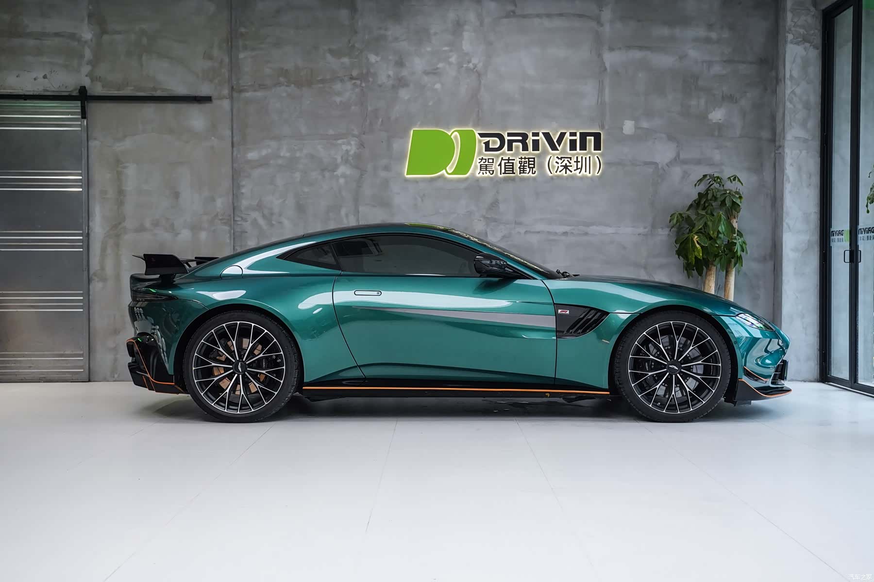 Aston Martin Vantage, 2022 все фото