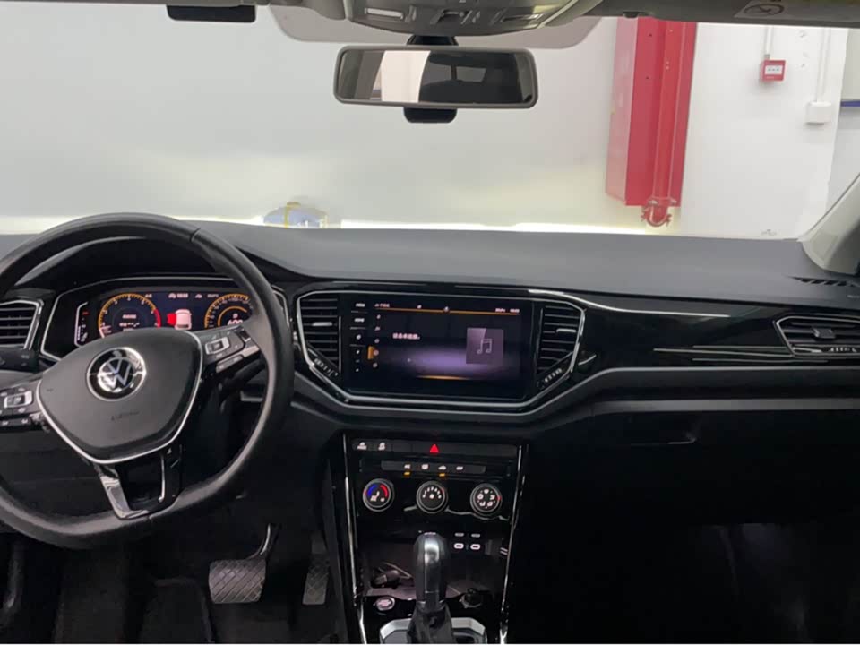 Volkswagen T-ROC exploring Songs