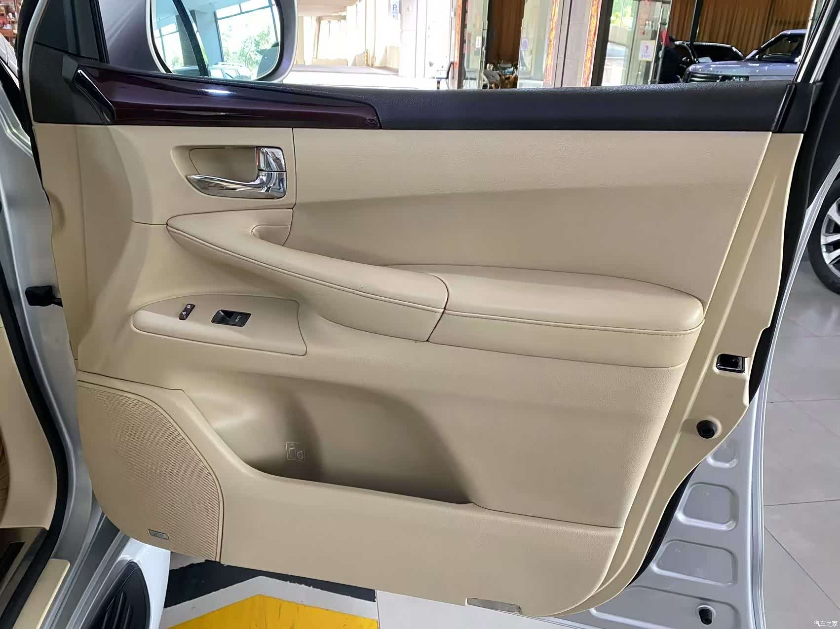 Lexus LX, 2010 8