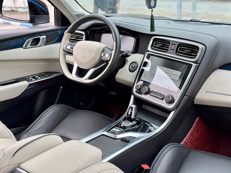 Lynk & Co 01