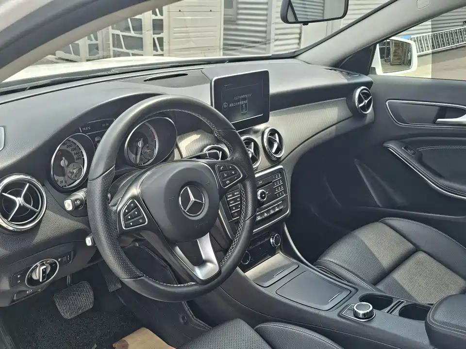 Mercedes-Benz GLA Mercedes-Benz GLA