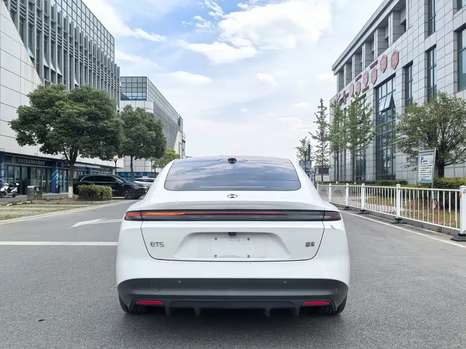 NIO ET5