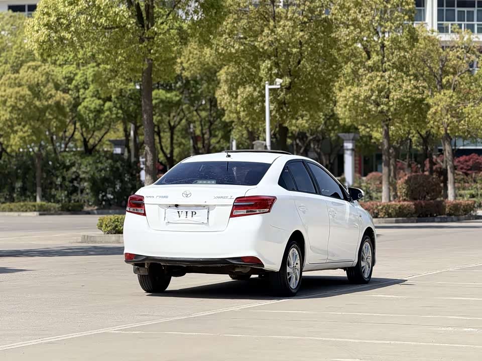 Toyota YARiS L to enjoy