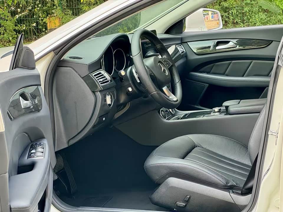 Mercedes-Benz CLS Mercedes-Benz CLS