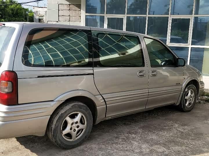 别克gl8 02款 3.0 自动豪华型