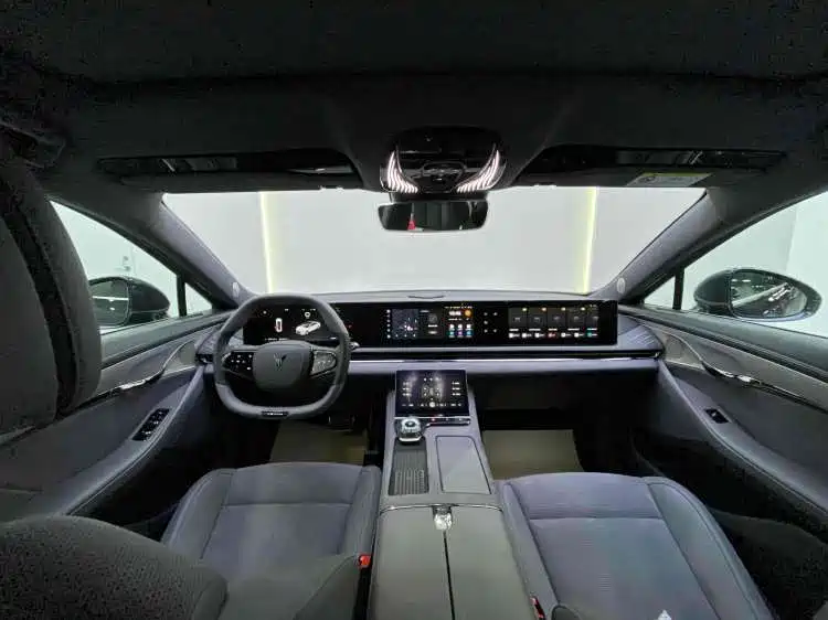 VOYAH Lantu chasing light