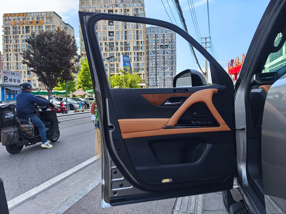 Lexus LX