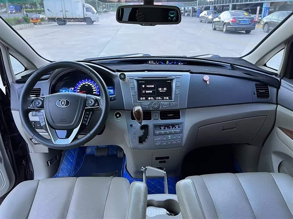 BYD M6 BYD M6