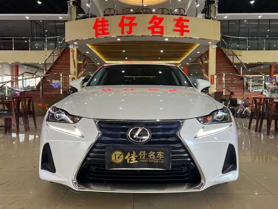 Lexus IS