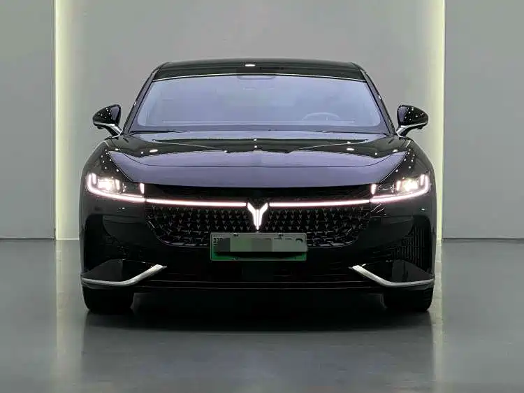 VOYAH Lantu chasing light