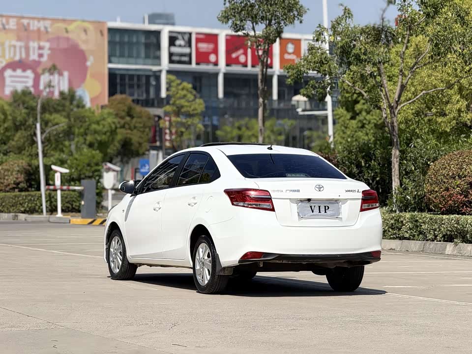 Toyota YARiS L to enjoy