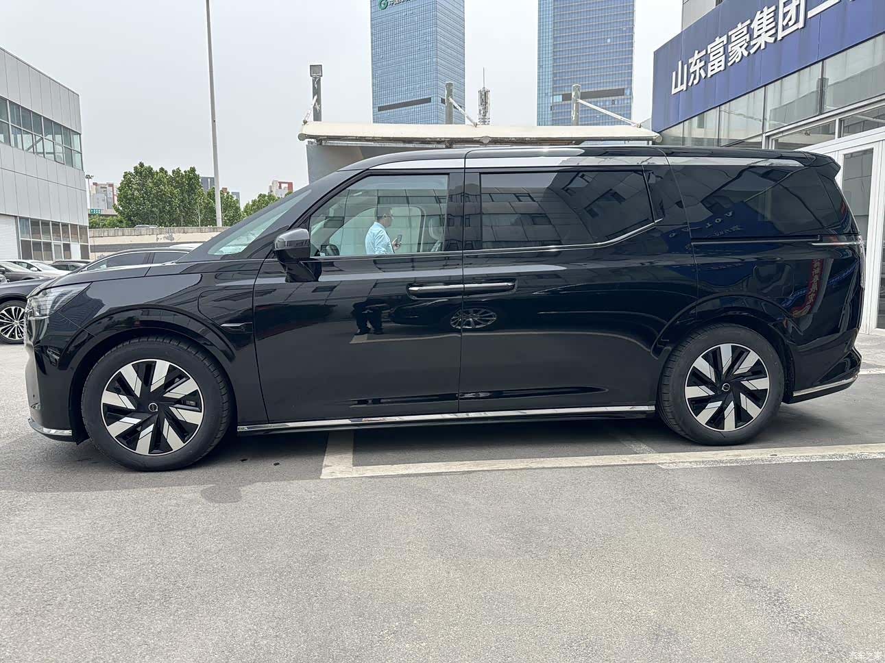 Volvo EM90, 2024 15