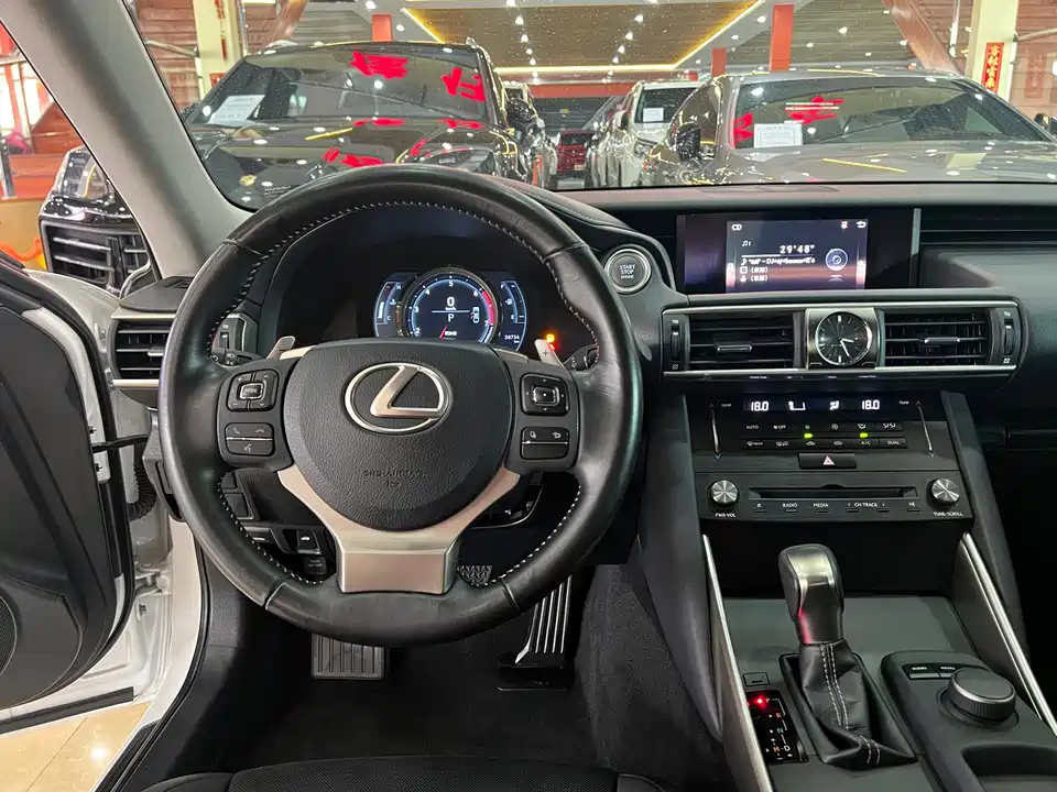 Lexus IS