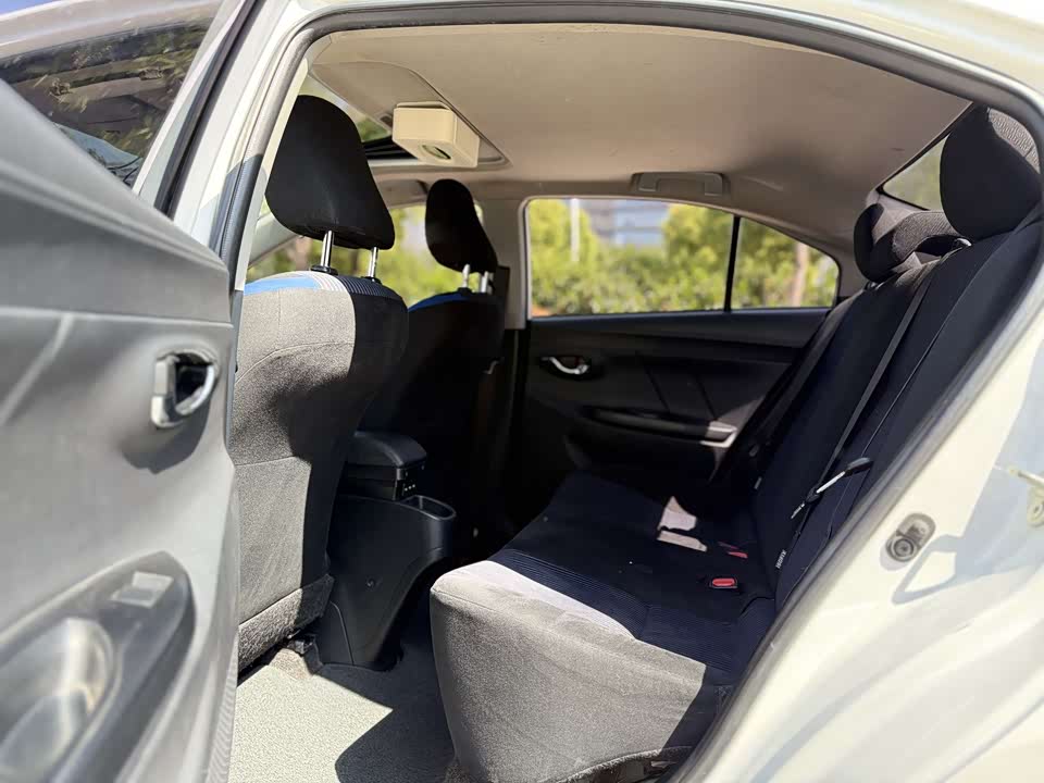 Toyota YARiS L to enjoy