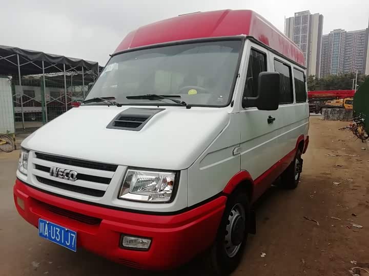 依维柯得意 2017款 2.5t a35客车低顶5-7座47z5