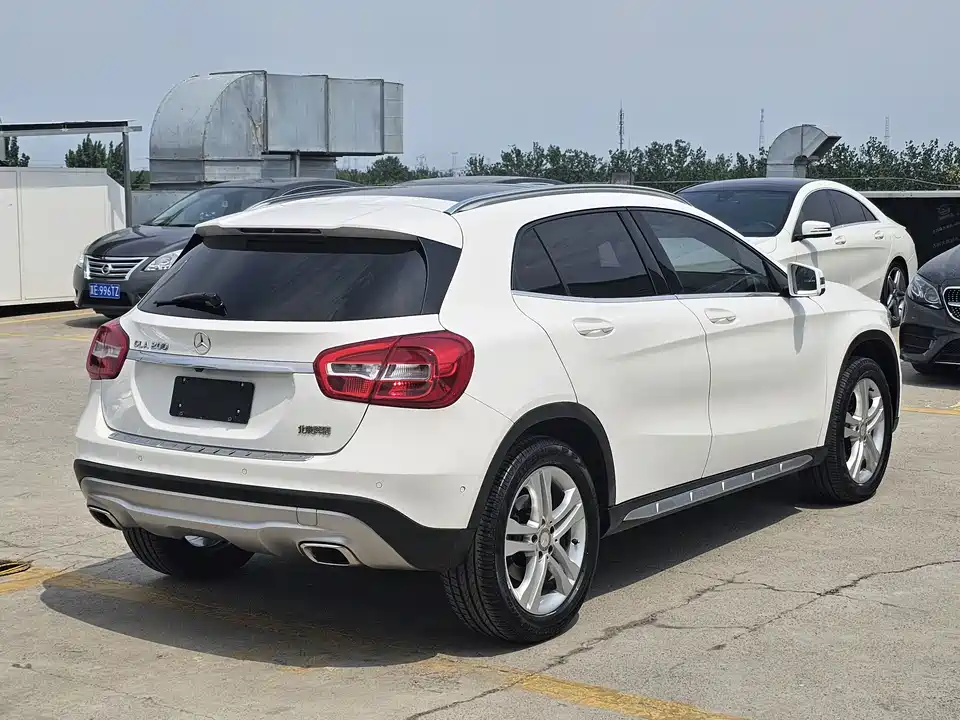 Mercedes-Benz GLA Mercedes-Benz GLA