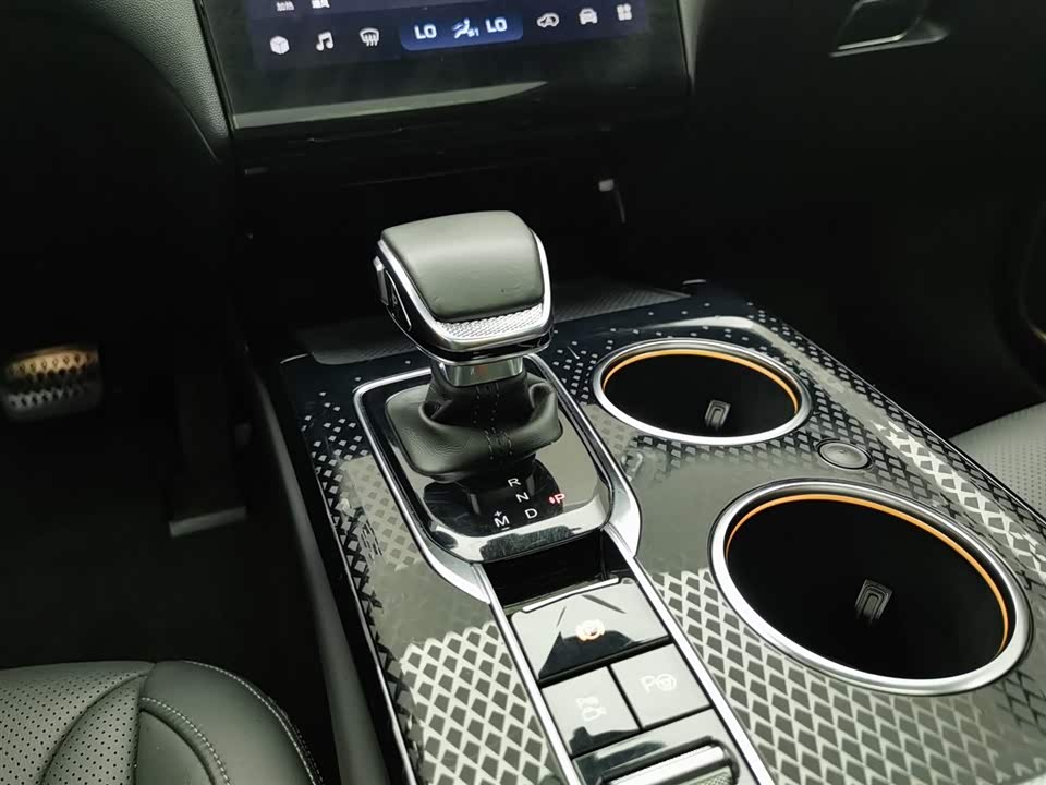 Hongqi HS3